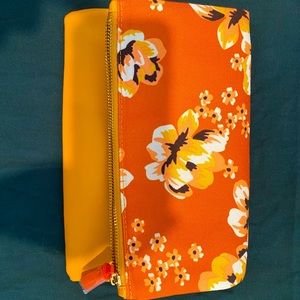 Reversible leather clutch